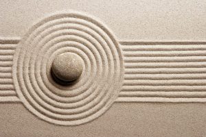 Sable et galet évoquant l’harmonie et l’énergie des soins sur-mesure Pranaya Essence à Hyères.