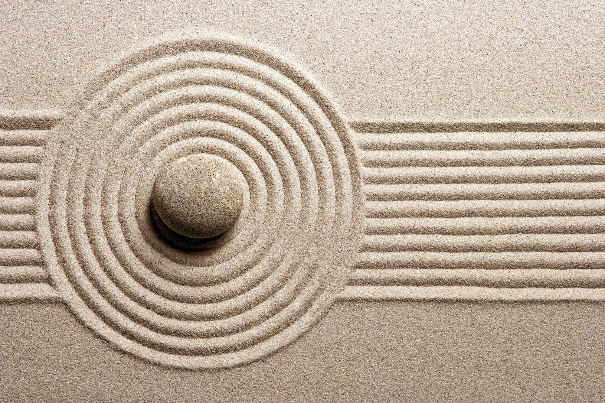 Sable et galet évoquant l’harmonie et l’énergie des soins sur-mesure Pranaya Essence à Hyères.